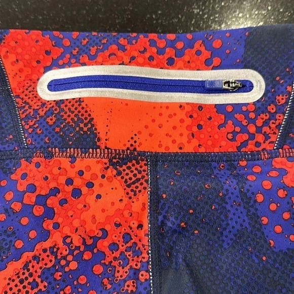 ATHLETA 3/4 Leggings in Red/Purple Pattern with Back zipper pouch Size Small - Picture 4 of 7